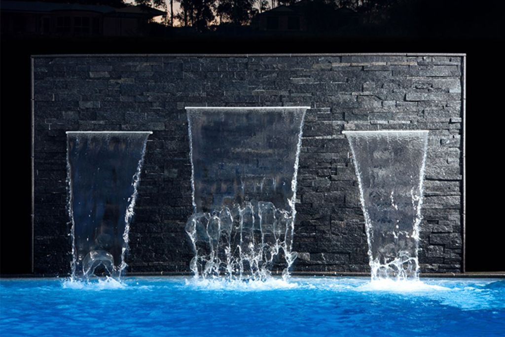 Lame d'eau acrylique LED encastrée 13,5cm débord / Entrée d'eau dessous / Largeur 30cm