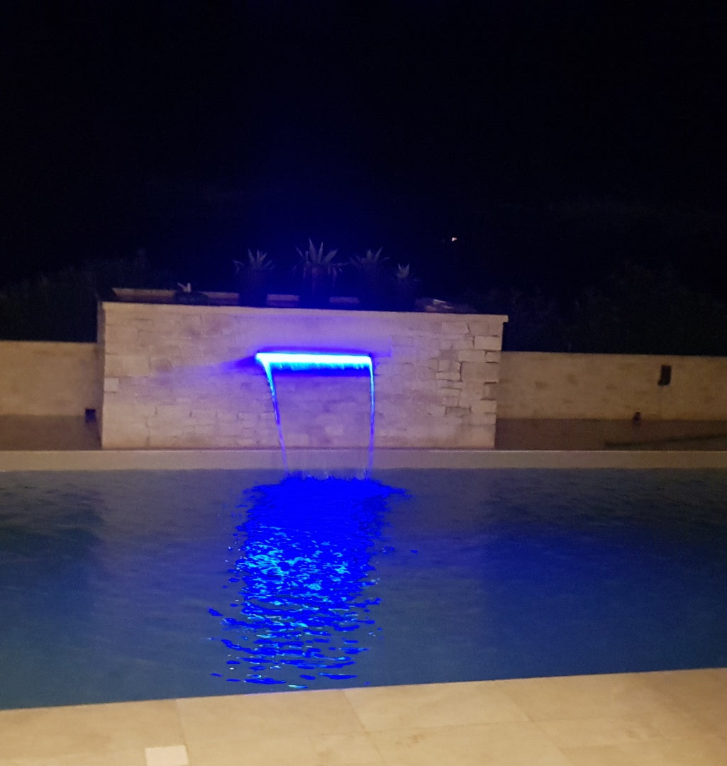 Lame d'eau acrylique LED encastrée 3cm débord / Entrée d'eau dessous / Largeur 45CM
