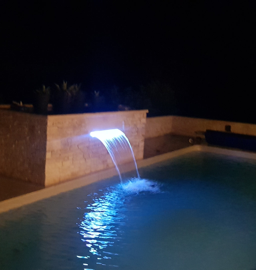Lame d'eau acrylique LED encastrée 13,5cm débord / Entrée d'eau dessous / Largeur 30cm