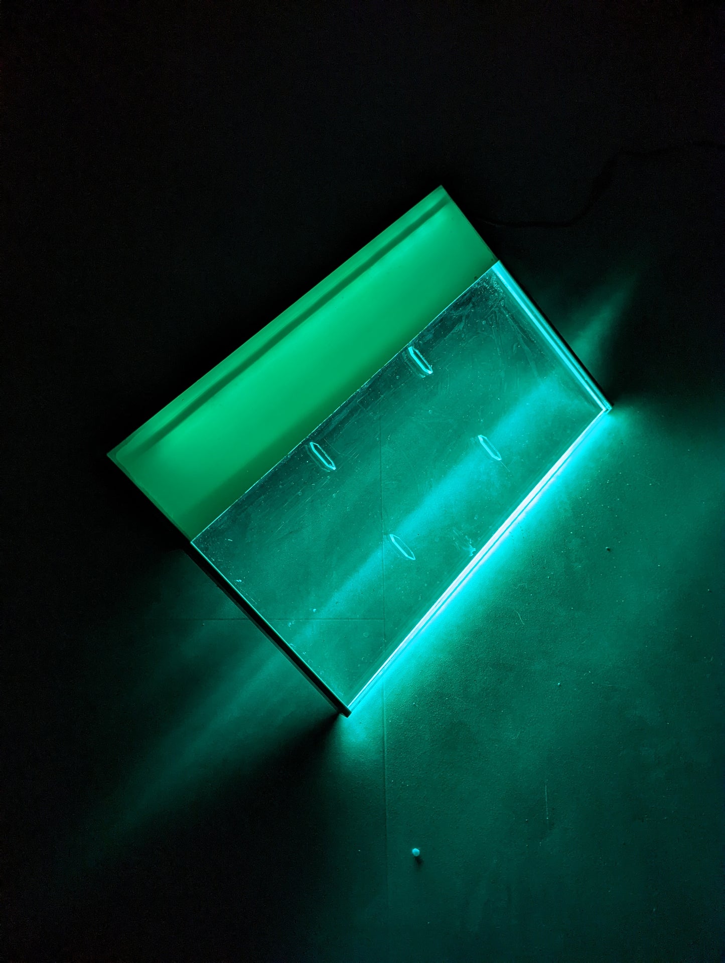 Lame d'eau acrylique LED encastrée 13,5cm débord / Entrée d'eau dessous / Largeur 30cm