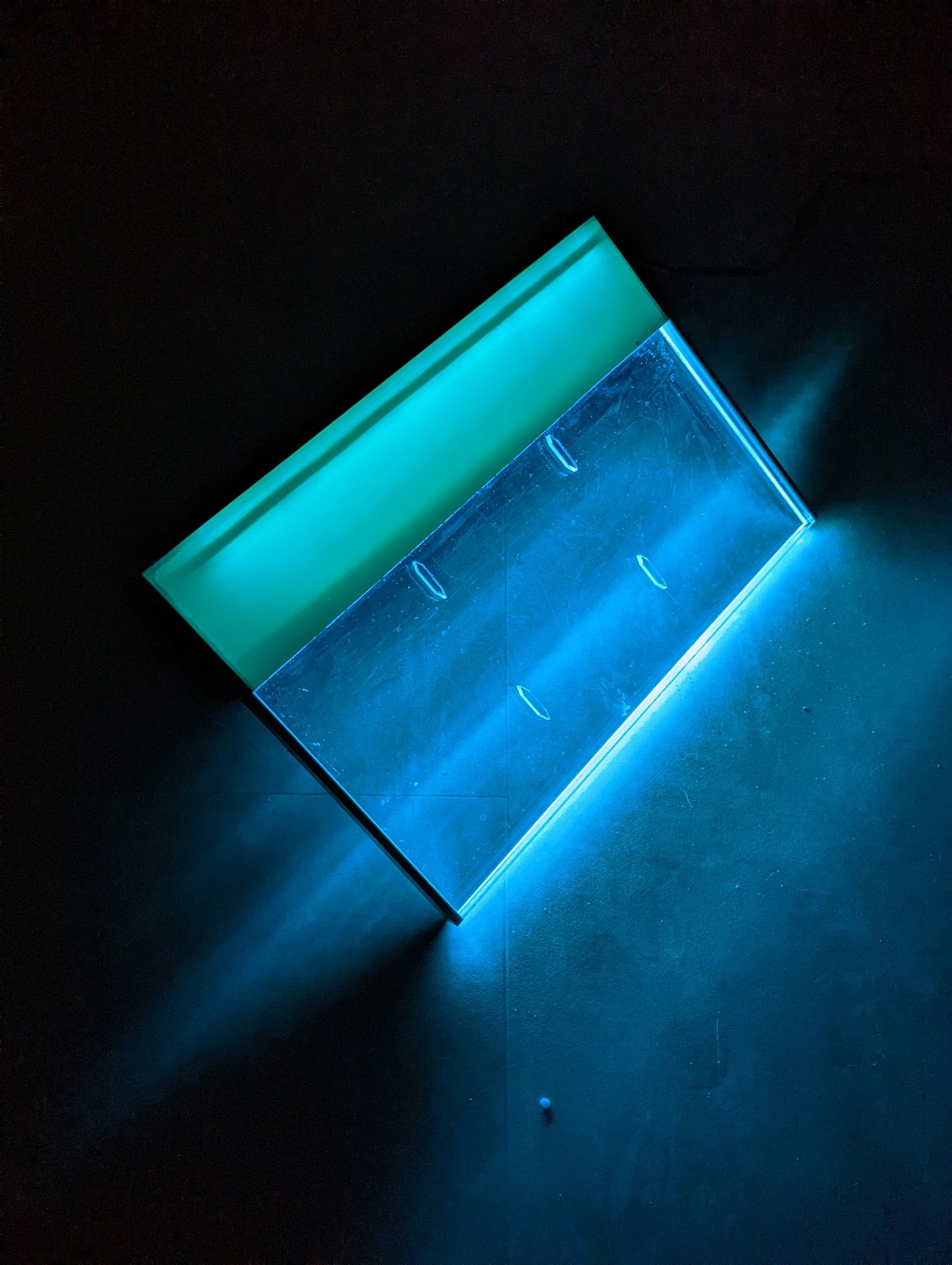 Lame d'eau acrylique LED encastrée 13,5cm débord / Entrée d'eau dessous / Largeur 30cm