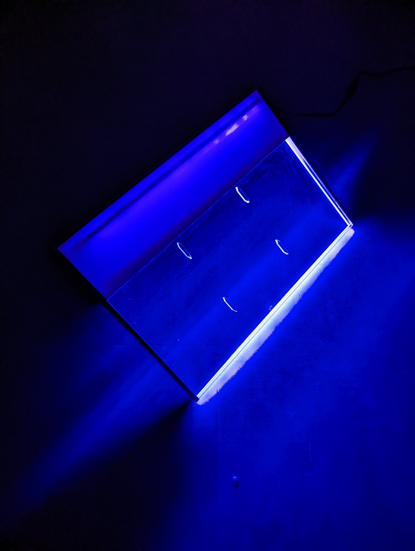 Lame d'eau acrylique LED encastrée 13,5cm débord / Entrée d'eau dessous / Largeur 30cm