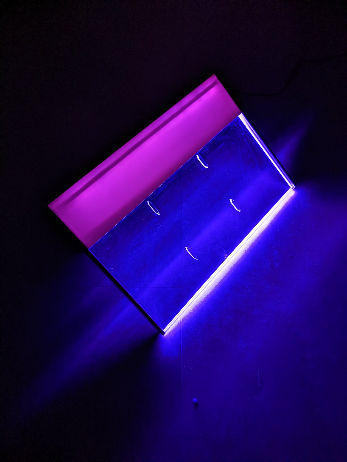 Lame d'eau acrylique LED encastrée 13,5cm débord / Entrée d'eau dessous / Largeur 30cm