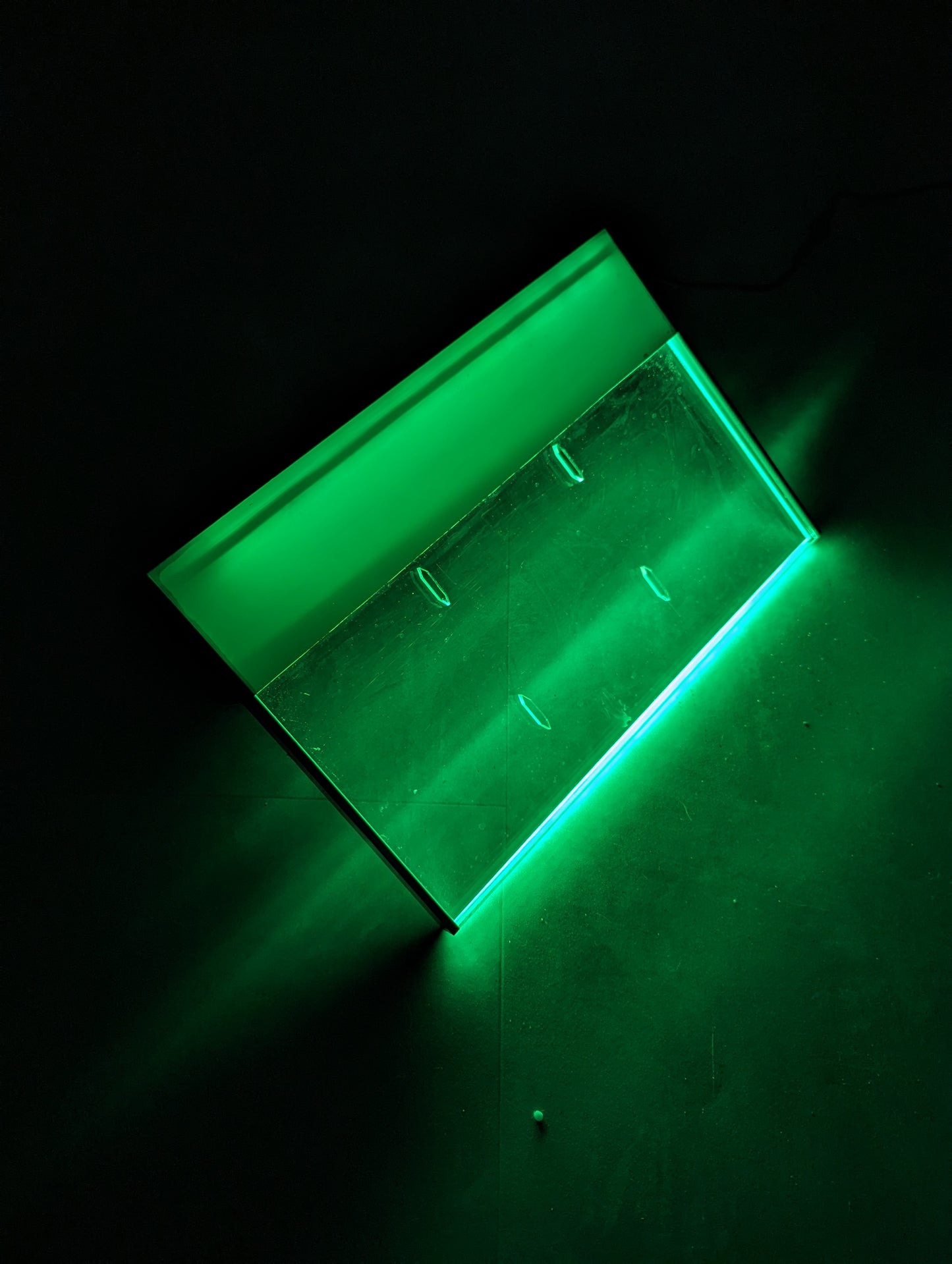 Lame d'eau acrylique LED encastrée 13,5cm débord / Entrée d'eau dessous / Largeur 30cm