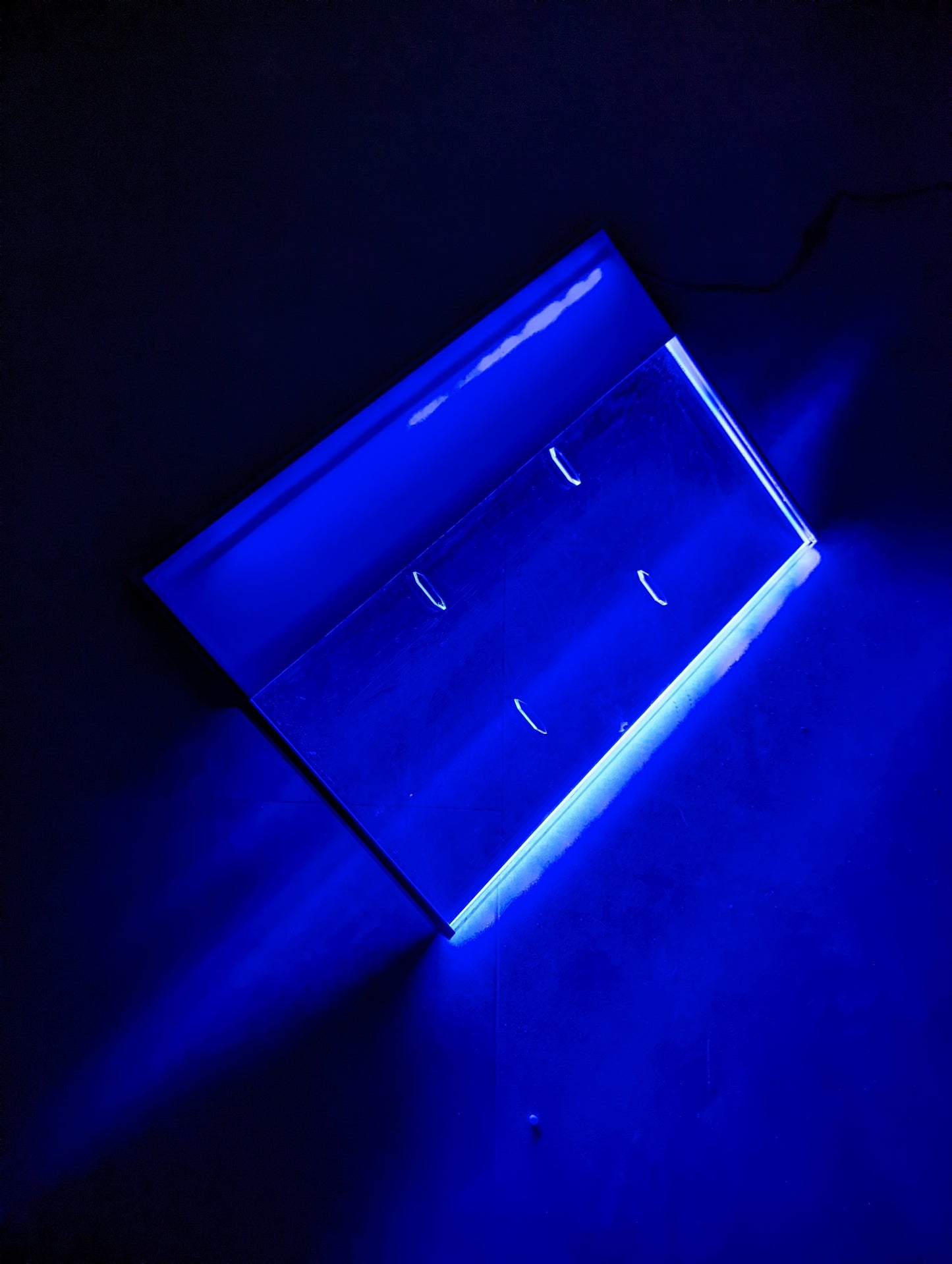 Lame d'eau acrylique LED encastrée 13,5cm débord / Entrée d'eau dessous / Largeur 30cm