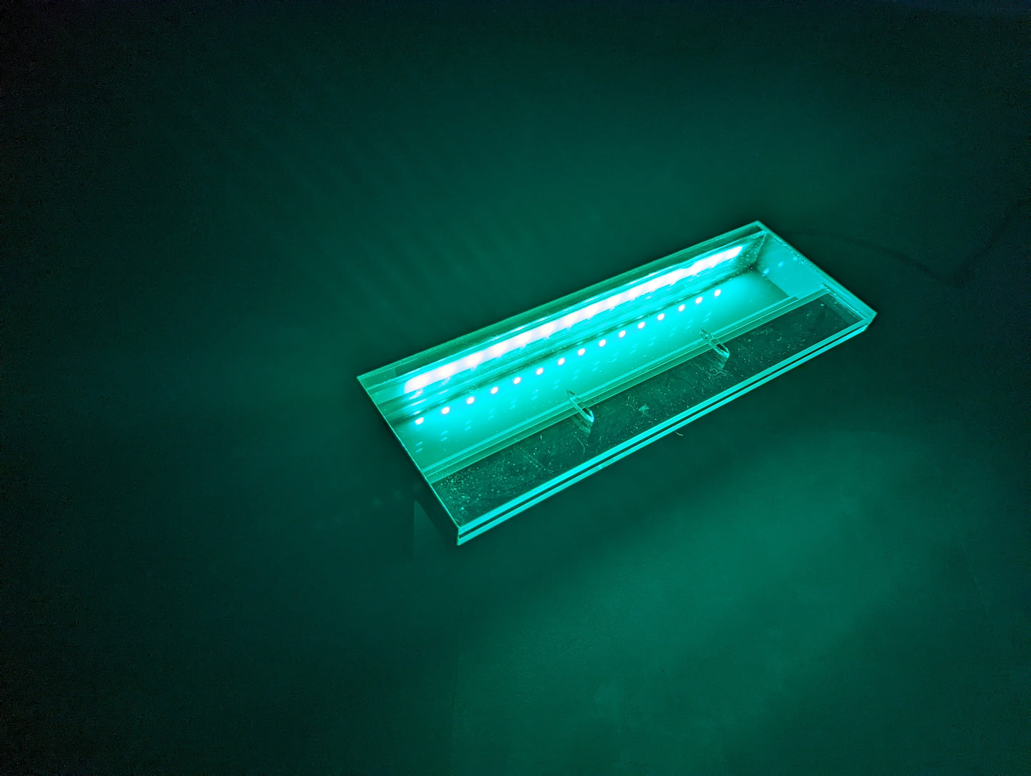 Lame d'eau acrylique LED encastrée 3cm débord / Entrée d'eau dessous / Largeur 45CM