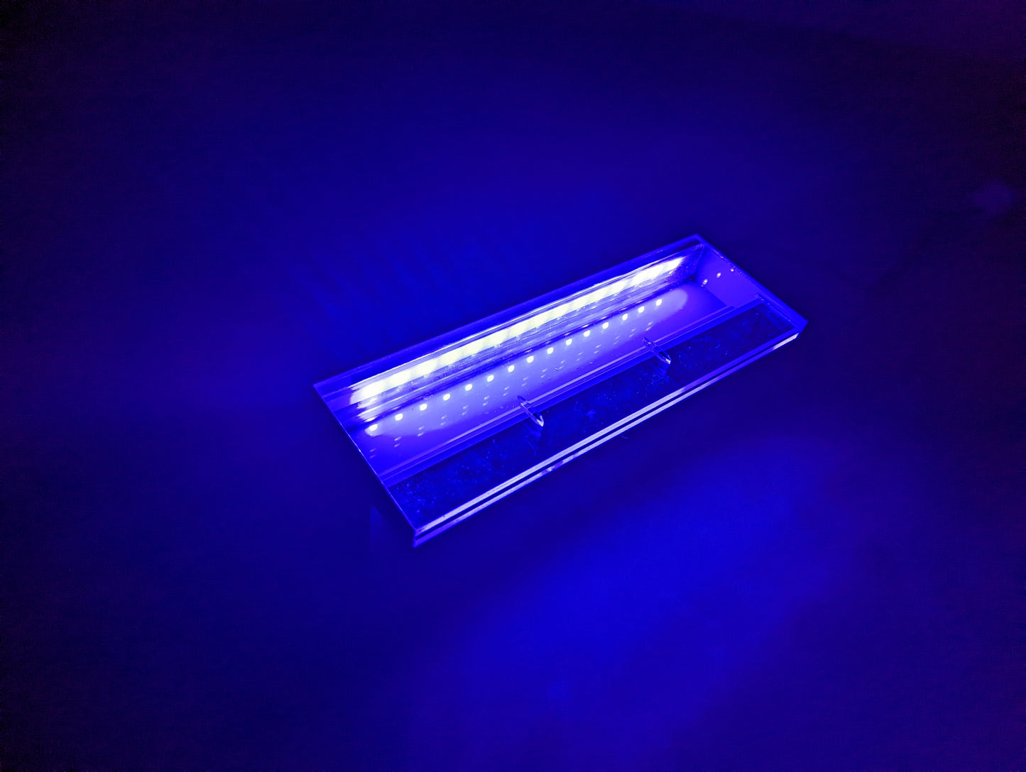 Lame d'eau acrylique LED encastrée 3cm débord / Entrée d'eau dessous / Largeur 45CM