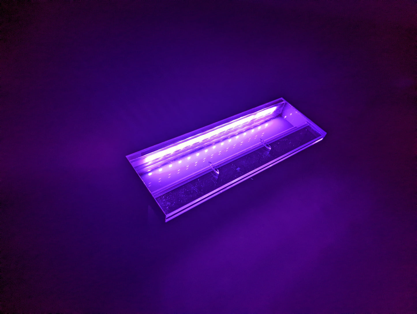 Lame d'eau acrylique LED encastrée 3cm débord / Entrée d'eau dessous / Largeur 45CM