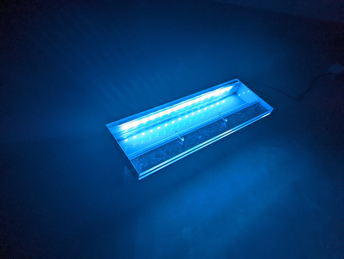 Lame d'eau acrylique LED encastrée 3cm débord / Entrée d'eau derrière / Largeur 30cm
