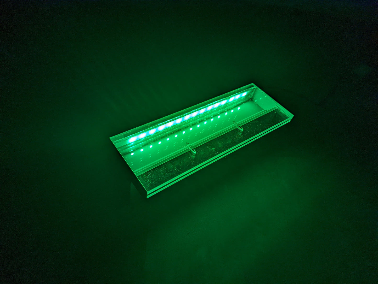 Lame d'eau acrylique LED encastrée 3cm débord / Entrée d'eau dessous / Largeur 45CM