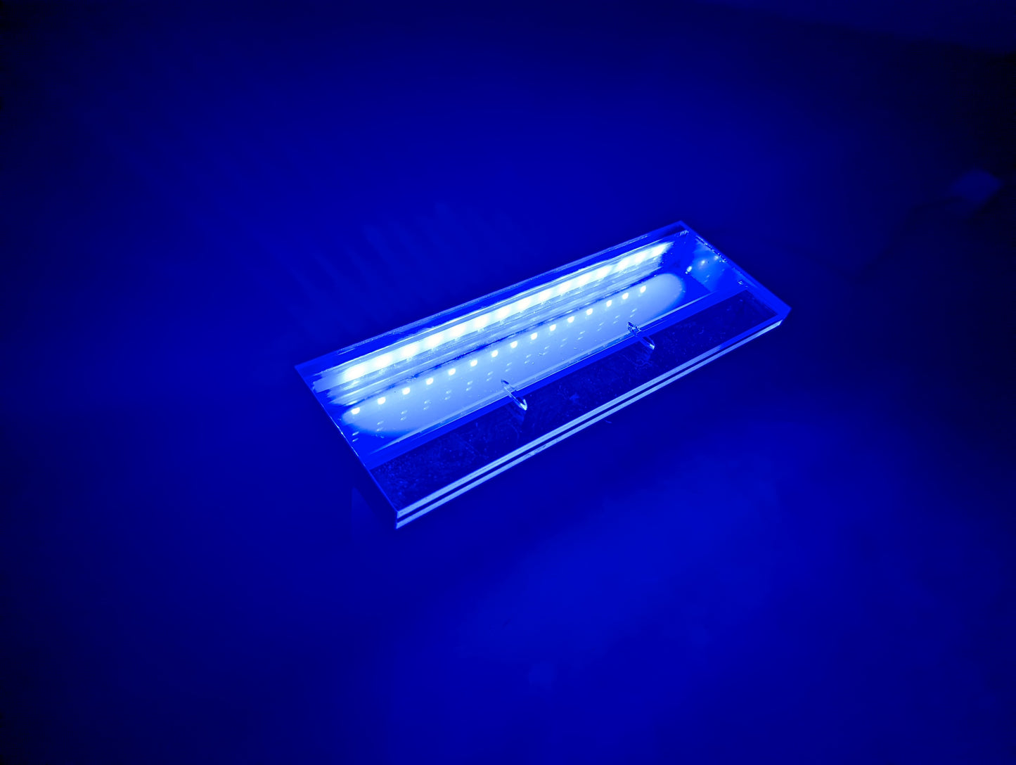 Lame d'eau acrylique LED encastrée 3cm débord / Entrée d'eau dessous / Largeur 45CM