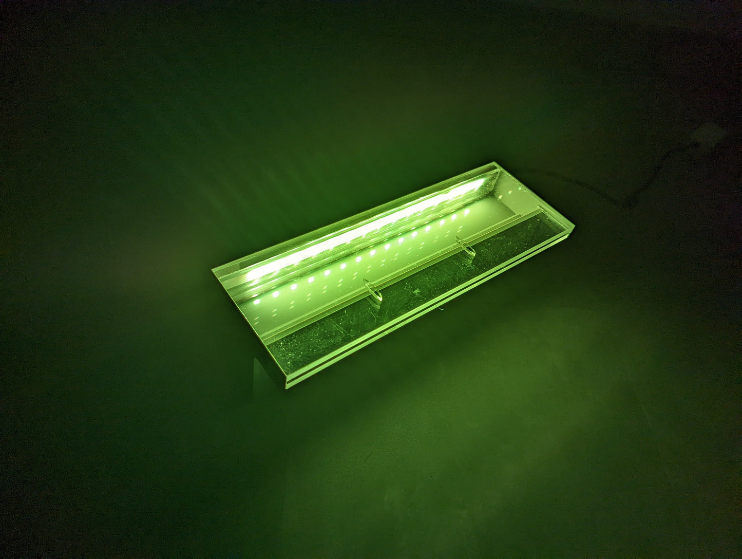 Lame d'eau acrylique LED encastrée 3cm débord / Entrée d'eau derrière / Largeur 30cm