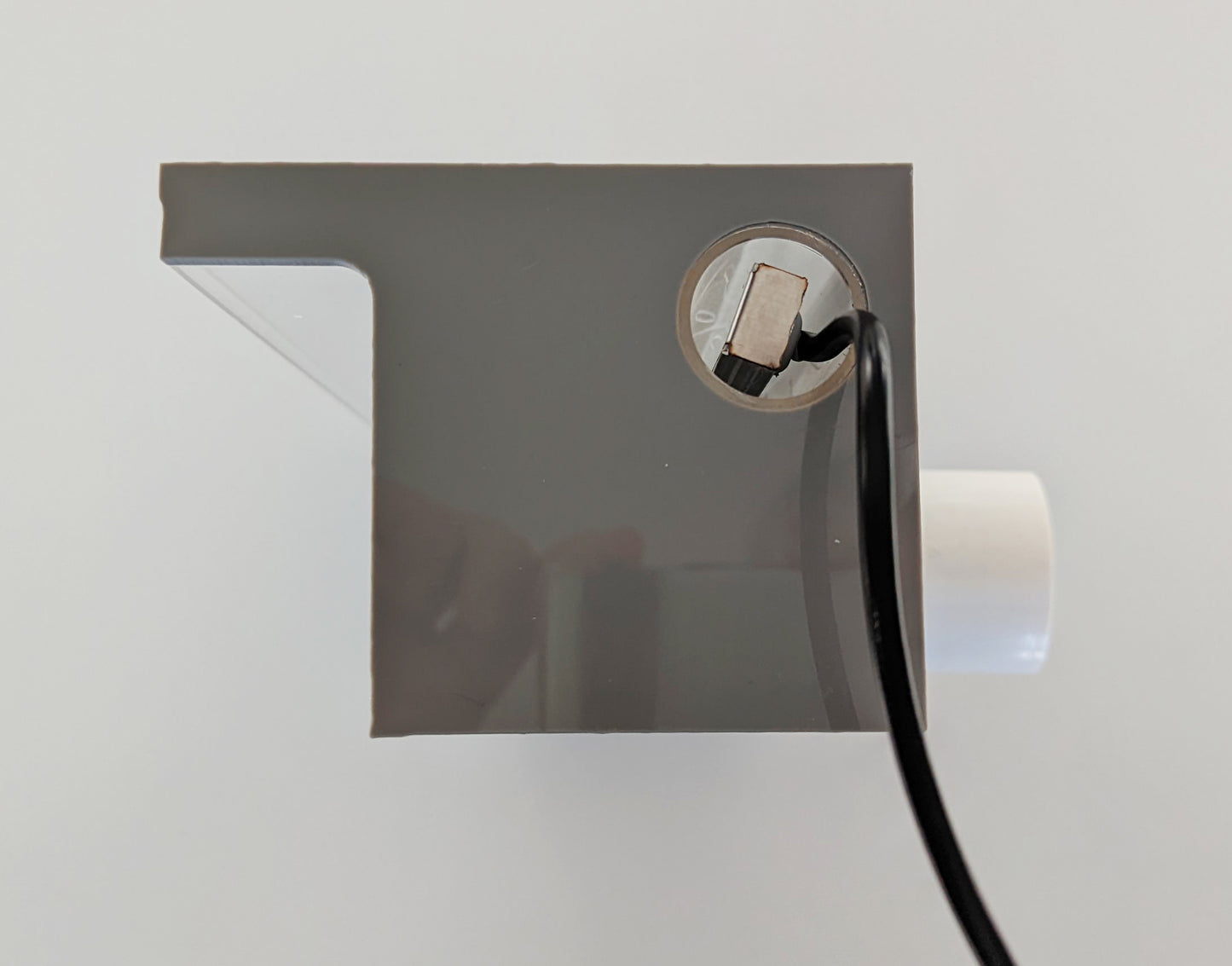Lame d'eau acrylique LED encastrée 3cm débord / Entrée d'eau derrière / Largeur 30cm
