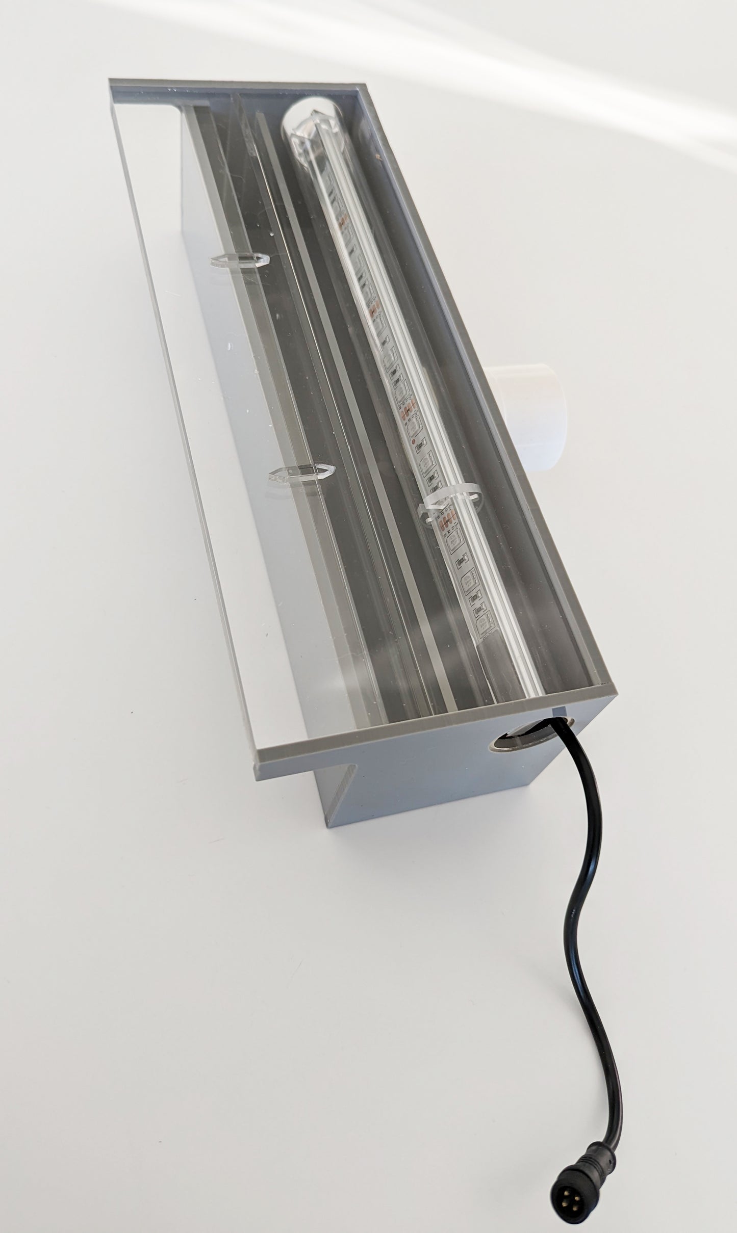 Lame d'eau acrylique LED encastrée 3cm débord / Entrée d'eau derrière / Largeur 30cm